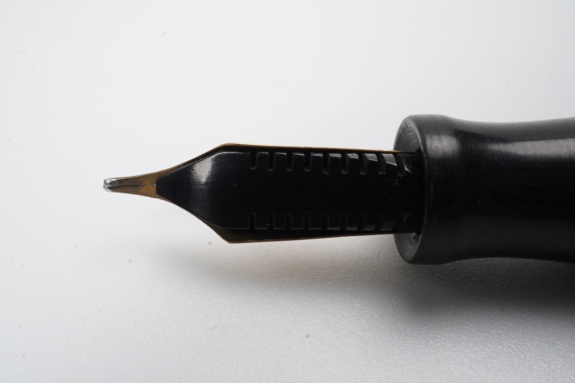 A rare colour Parker 'Victory' fountain pen, Made in the UK, fitted with a 14ct. gold 'N' nib